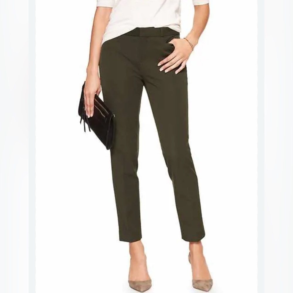 Banana Republic Dark Olive Cropped Curvy Fit Pants.     Clean Girl. Size-8
